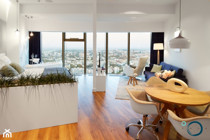 KONKURS Wnętrza Roku 2017 - Apartament Sky Tower 3 - Średni biały salon z jadalnią, styl nowoczesny - zdjęcie od Pracownia architektoniczna meridian