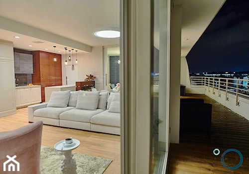 KONKURS Wnętrza Roku 2017 - Apartament OVO - Duży taras z tyłu domu, styl nowoczesny - zdjęcie od Pracownia architektoniczna meridian