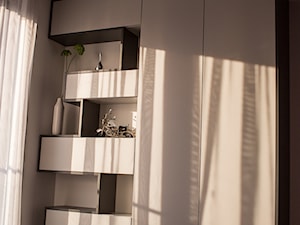 Apartament Angel Wings - Średnia biała sypialnia, styl nowoczesny - zdjęcie od Pracownia architektoniczna meridian