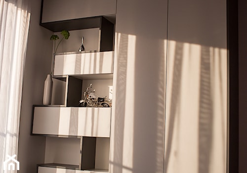 Apartament Angel Wings - Średnia biała sypialnia, styl nowoczesny - zdjęcie od Pracownia architektoniczna meridian