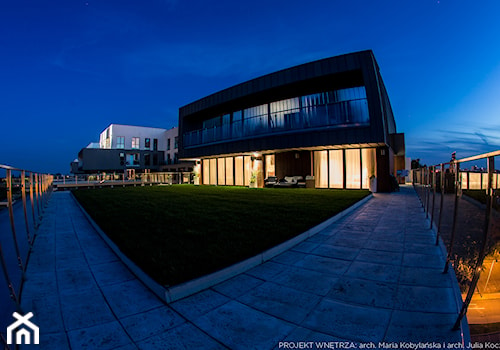 Apartament Angel Wings - Duży z meblami ogrodowymi z donicami na kwiaty taras z tyłu domu, styl nowoczesny - zdjęcie od Pracownia architektoniczna meridian