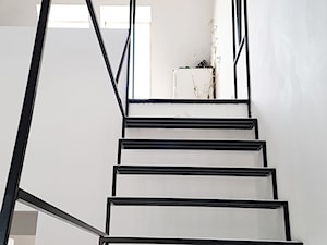 KONKURS Metamorfozy Roku 2017 - Artystyczne schody - Biały hol / przedpokój, styl nowoczesny - zdjęcie od Pracownia architektoniczna meridian