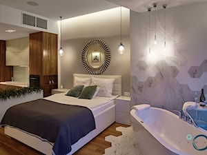 Apartament Sky Tower 3 - Średnia biała szara sypialnia z łazienką - zdjęcie od Pracownia architektoniczna meridian
