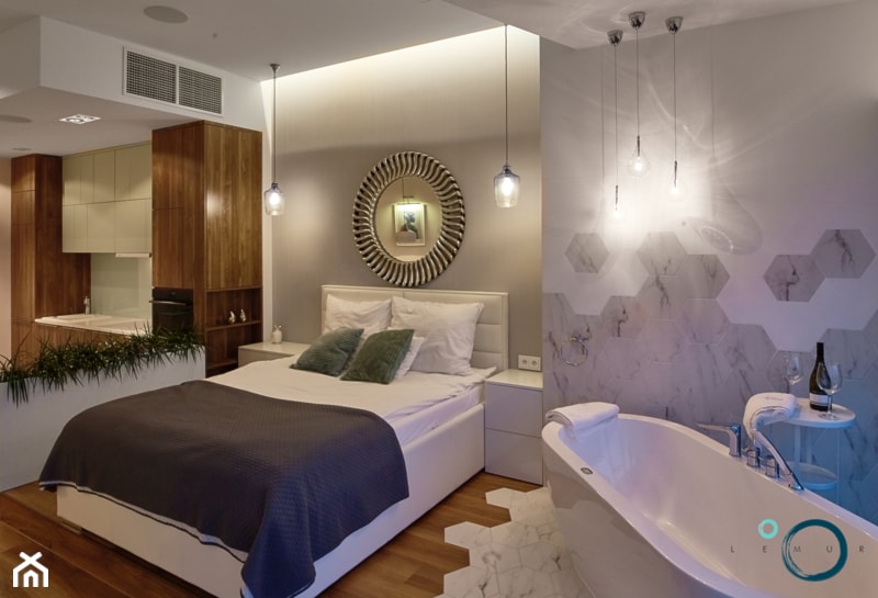 Apartament Sky Tower 3 - Średnia biała szara sypialnia z łazienką - zdjęcie od Pracownia architektoniczna meridian
