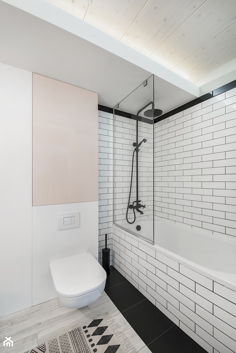 Eklektyczny loft - Mała na poddaszu bez okna łazienka, styl nowoczesny - zdjęcie od anchal