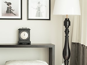 Klasyczny apartament - Mała beżowa z biurkiem sypialnia, styl tradycyjny - zdjęcie od anchal