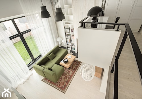 Eklektyczny loft - Średni szary salon z tarasem / balkonem z antresolą, styl nowoczesny - zdjęcie od anchal