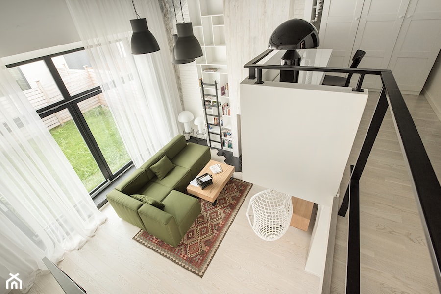 Eklektyczny loft - Średni szary salon z tarasem / balkonem z antresolą, styl nowoczesny - zdjęcie od anchal