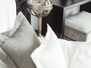 Klasyczny apartament - Mała szara z biurkiem sypialnia, styl tradycyjny - zdjęcie od anchal