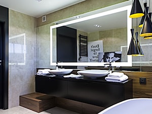 łazienka z efektownym lustrem - zdjęcie od anchal