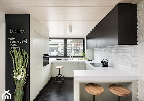 Eklektyczny loft - Średnia biała z zabudowaną lodówką kuchnia w kształcie litery g, styl nowoczesny - zdjęcie od anchal