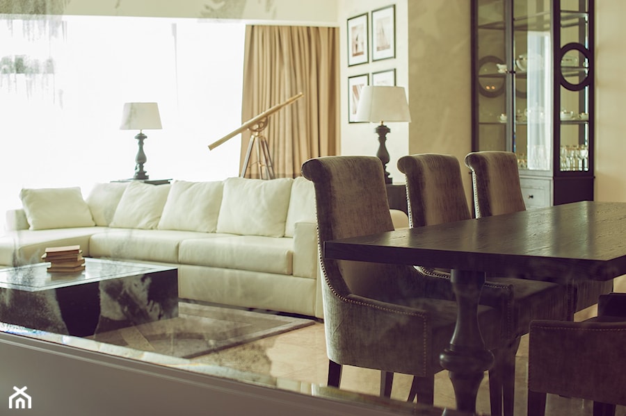 Klasyczny apartament - Średnia jadalnia w salonie, styl tradycyjny - zdjęcie od anchal