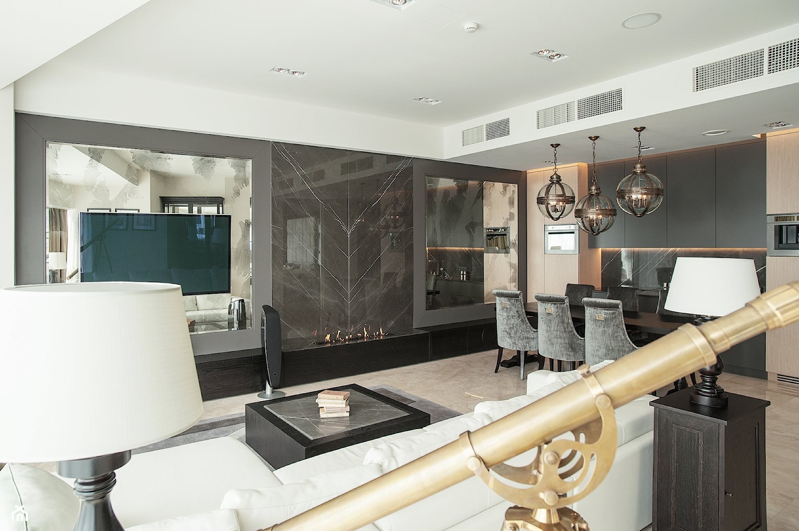 Klasyczny apartament - Średni czarny salon z kuchnią z jadalnią, styl tradycyjny - zdjęcie od anchal - Homebook