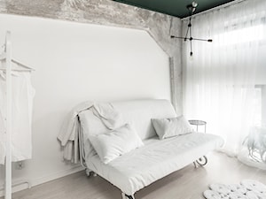 Eklektyczny loft - Średnia biała sypialnia, styl nowoczesny - zdjęcie od anchal