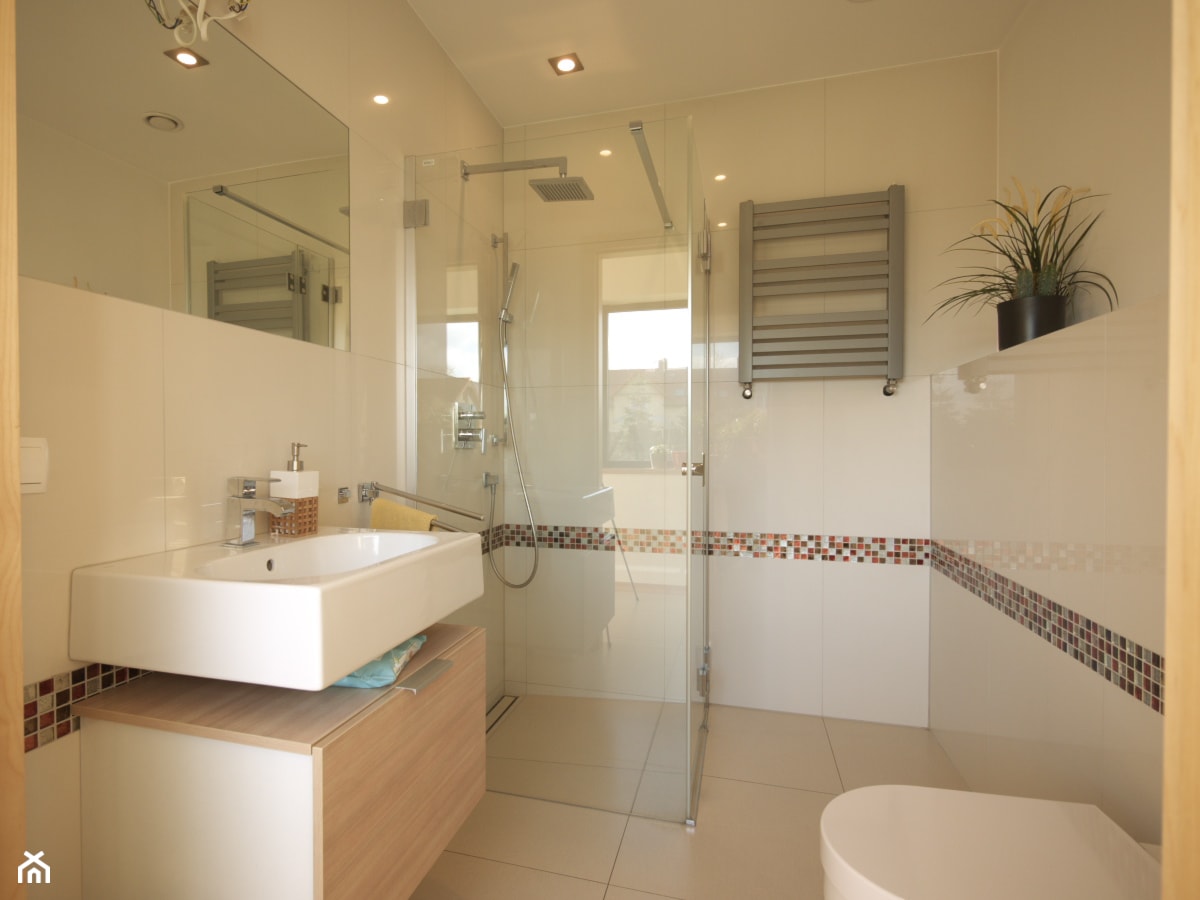 wc z prysznicem - zdjęcie od Interio-Desi Pracownia Projektowa - Homebook