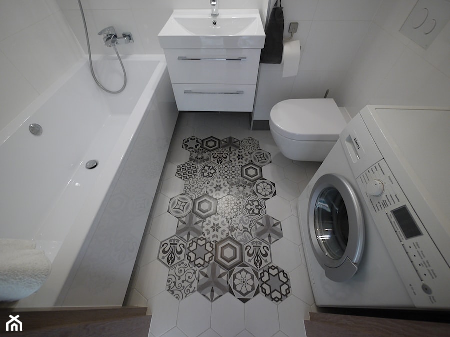 Łazienka z dywanikiem - zdjęcie od Interio-Desi Pracownia Projektowa
