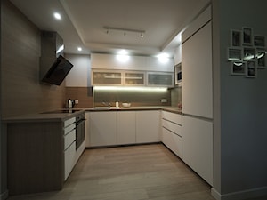 Kuchnia biało-drewniana. - zdjęcie od Interio-Desi Pracownia Projektowa