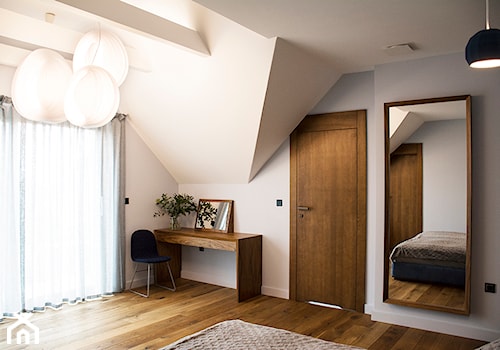 Dom łączący szarość z miedzią - Średnia biała szara sypialnia na poddaszu, styl nowoczesny - zdjęcie od Labezka Designers
