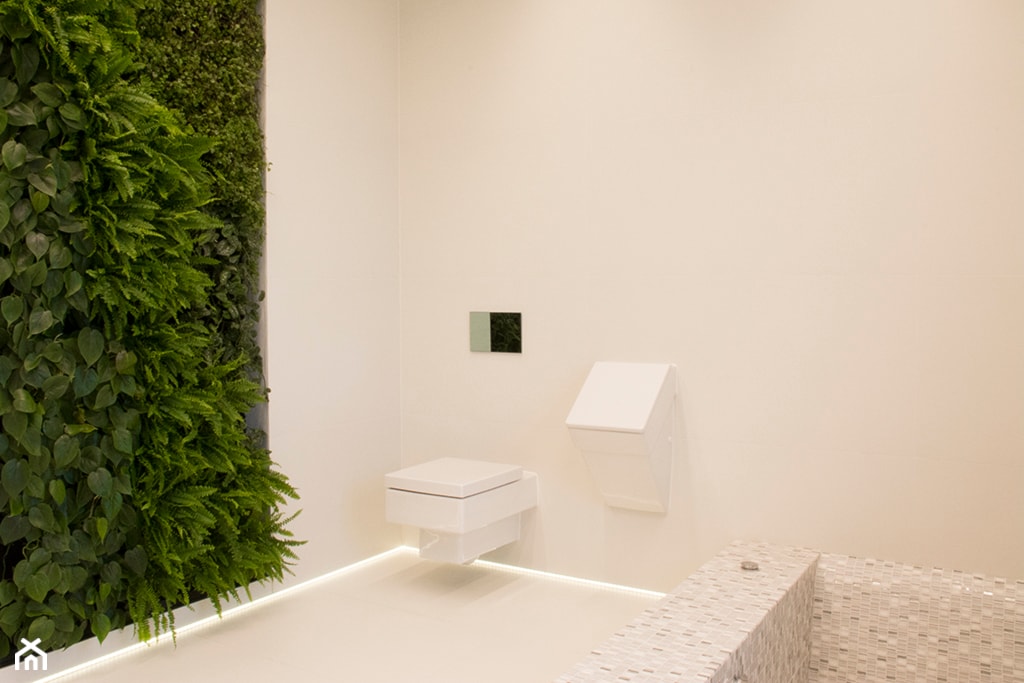 Dom z zimowym ogrodem i łazienką ze ścianą zieleni - Mała łazienka, styl nowoczesny - zdjęcie od Labezka Designers - Homebook