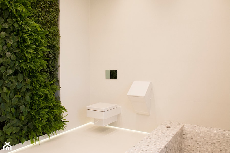 Dom z zimowym ogrodem i łazienką ze ścianą zieleni - Mała łazienka, styl nowoczesny - zdjęcie od Labezka Designers