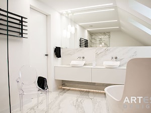 Dom jednorodzinny z charakterem - Średnia na poddaszu z lustrem z dwoma umywalkami z marmurową podłogą z punktowym oświetleniem łazienka z oknem, styl nowoczesny - zdjęcie od Labezka Designers