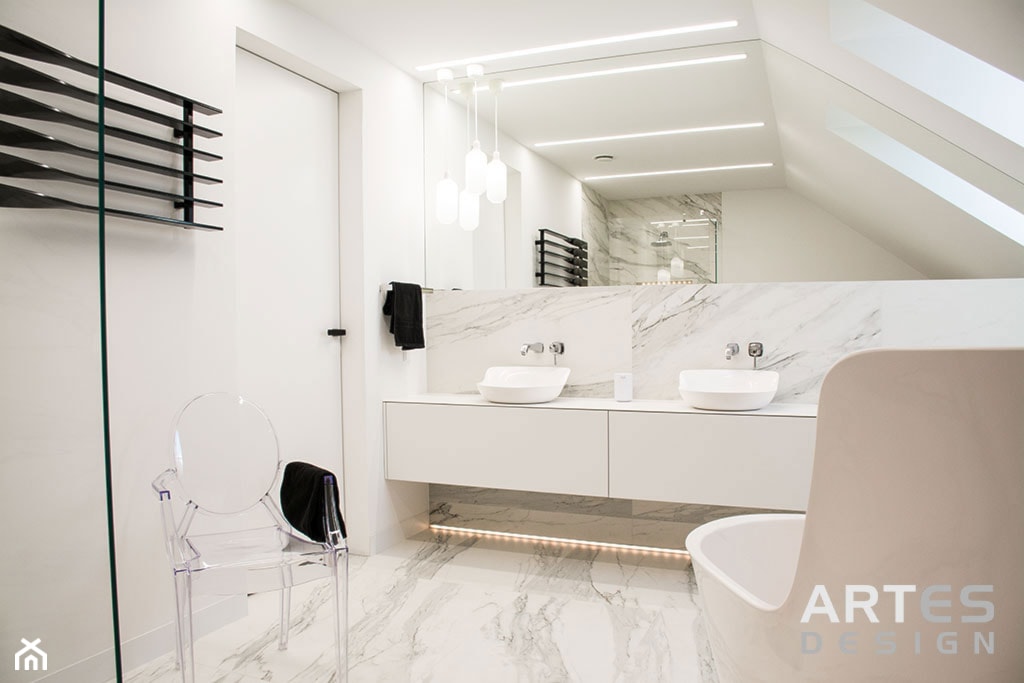 Dom jednorodzinny z charakterem - Średnia na poddaszu z lustrem z dwoma umywalkami z marmurową podło ... - zdjęcie od Artes Design - Homebook