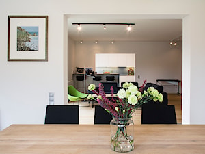 Mała biała jadalnia jako osobne pomieszczenie, styl skandynawski - zdjęcie od Labezka Designers