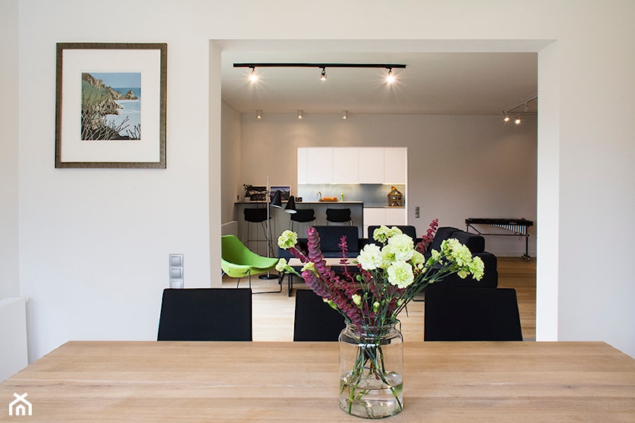 Mała biała jadalnia jako osobne pomieszczenie, styl skandynawski - zdjęcie od Labezka Designers