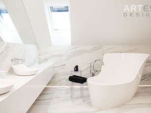 Dom jednorodzinny z charakterem - Średnia na poddaszu z lustrem z dwoma umywalkami z marmurową podłogą łazienka z oknem, styl nowoczesny - zdjęcie od Labezka Designers