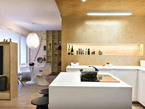 Mieszkanie w sklejce - Duża otwarta z salonem biała kuchnia w kształcie litery l z wyspą lub półwyspem, styl nowoczesny - zdjęcie od Labezka Designers