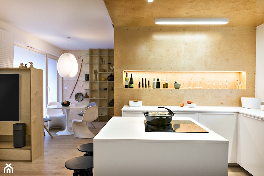 Mieszkanie w sklejce - Duża otwarta z salonem biała kuchnia w kształcie litery l z wyspą lub półwyspem, styl nowoczesny - zdjęcie od Labezka Designers