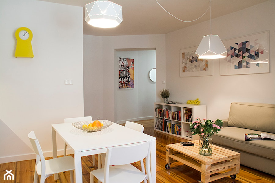 Mieszkanie dla studenta - Mały biały salon z jadalnią, styl nowoczesny - zdjęcie od Labezka Designers