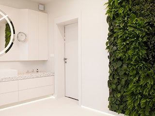Dom z zimowym ogrodem i łazienką ze ścianą zieleni