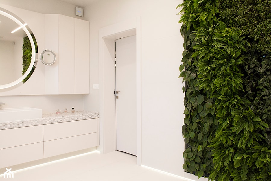 Dom z zimowym ogrodem i łazienką ze ścianą zieleni - Łazienka, styl nowoczesny - zdjęcie od Labezka Designers