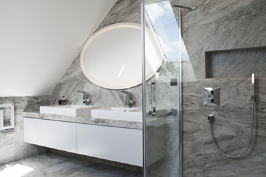 Dom łączący szarość z miedzią - Mała na poddaszu z dwoma umywalkami z marmurową podłogą łazienka z oknem, styl nowoczesny - zdjęcie od Labezka Designers