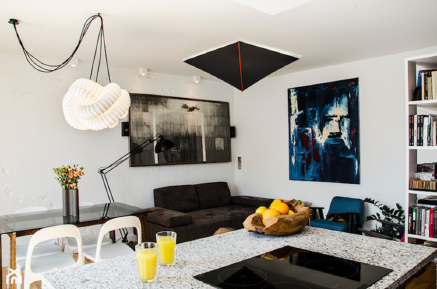 Mieszkanie ze sztuką w tle - Średni biały salon z jadalnią, styl nowoczesny - zdjęcie od Labezka Designers