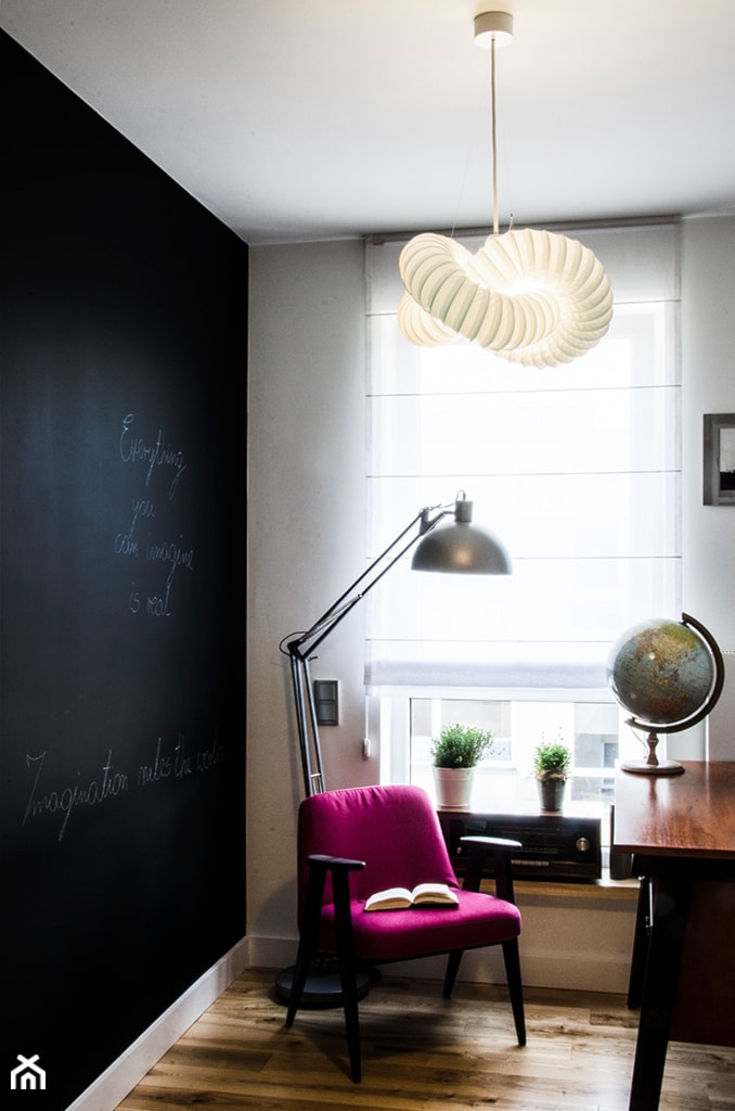 Mieszkanie ze sztuką w tle - Średnie czarne szare biuro, styl vintage - zdjęcie od Labezka Designers