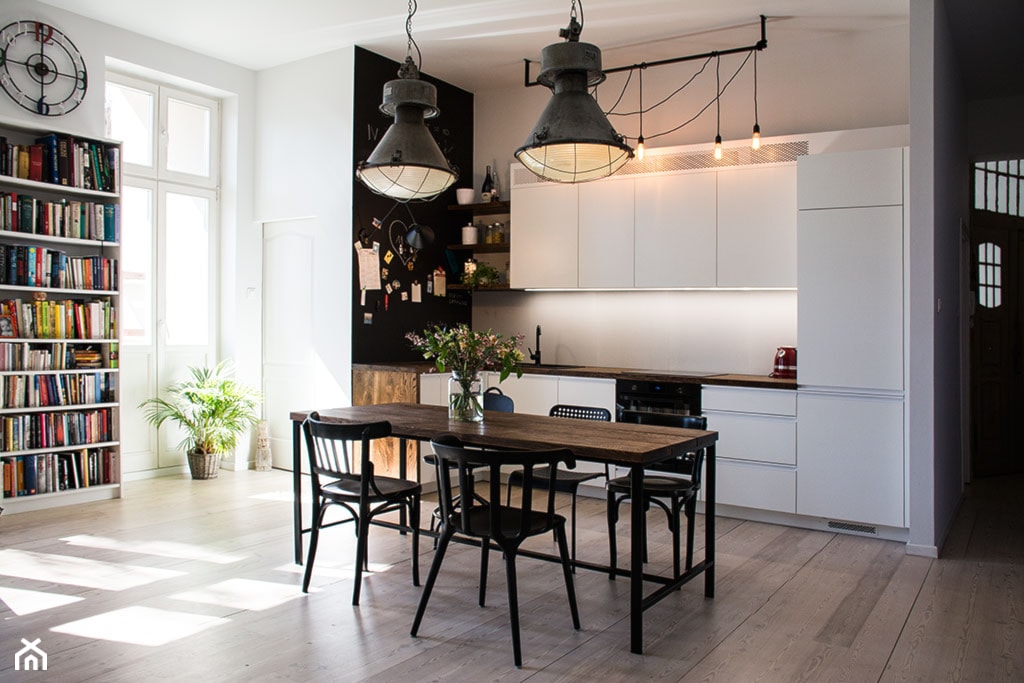 Metamorfoza kuchni - Średnia z salonem biała czarna z zabudowaną lodówką z podblatowym zlewozmywakie ... - zdjęcie od Artes Design - Homebook