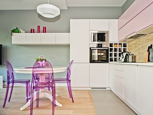 Future&Violet - Średnia otwarta beżowa z zabudowaną lodówką kuchnia w kształcie litery l - zdjęcie od Premiere Design