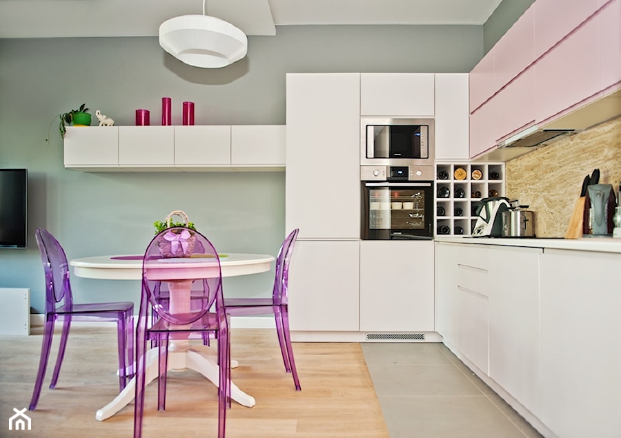 Future&Violet - Średnia otwarta beżowa z zabudowaną lodówką kuchnia w kształcie litery l - zdjęcie od Premiere Design