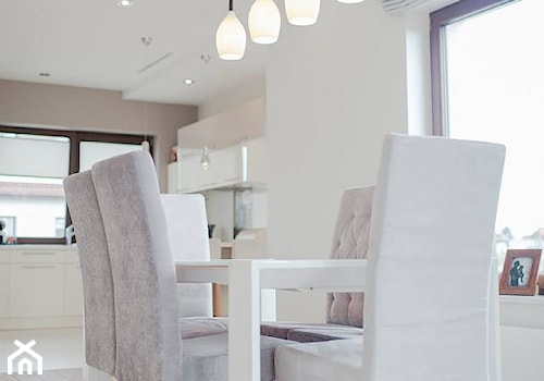 Dom jednorodzinny w Puszczy Kampinoskiej - Średnia biała jadalnia w salonie, styl nowoczesny - zdjęcie od Premiere Design