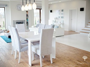 Dom jednorodzinny w Puszczy Kampinoskiej - Średnia biała jadalnia w salonie, styl nowoczesny - zdjęcie od Premiere Design