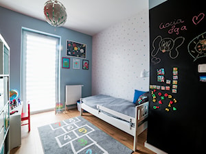 Dom w Komornikach - Średni czarny szary niebieski pokój dziecka dla dziecka dla chłopca dla dziewczynki, styl nowoczesny - zdjęcie od Vivere Colorito
