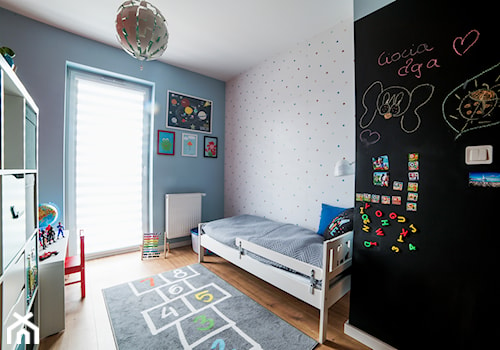 Dom w Komornikach - Średni czarny szary niebieski pokój dziecka dla dziecka dla chłopca dla dziewczynki, styl nowoczesny - zdjęcie od Vivere Colorito