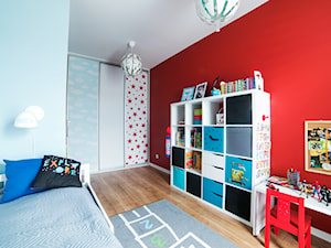 Dom w Komornikach - Duży czerwony niebieski pokój dziecka dla dziecka dla chłopca dla dziewczynki, styl nowoczesny - zdjęcie od Vivere Colorito