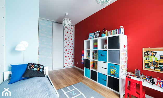czerwona ściana w pokoju dziecka