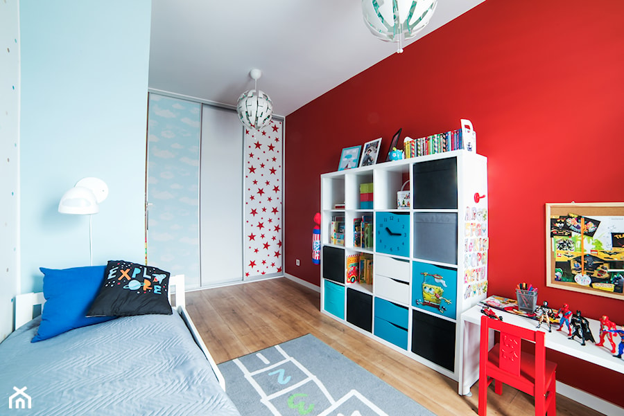 Dom w Komornikach - Duży czerwony niebieski pokój dziecka dla dziecka dla chłopca dla dziewczynki, styl nowoczesny - zdjęcie od Vivere Colorito