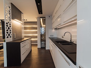 Mieszkanie w Swarzędzu - Duża otwarta z kamiennym blatem biała z zabudowaną lodówką z nablatowym zlewozmywakiem kuchnia w kształcie litery l, styl nowoczesny - zdjęcie od Vivere Colorito