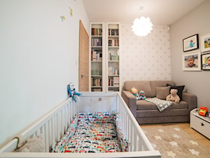 Mieszkanie w Poznaniu - Mały szary pokój dziecka dla niemowlaka dla chłopca dla dziewczynki, styl nowoczesny - zdjęcie od Vivere Colorito