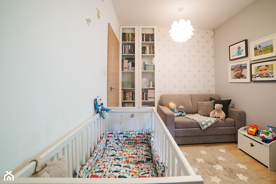 Mieszkanie w Poznaniu - Mały szary pokój dziecka dla niemowlaka dla chłopca dla dziewczynki, styl nowoczesny - zdjęcie od Vivere Colorito